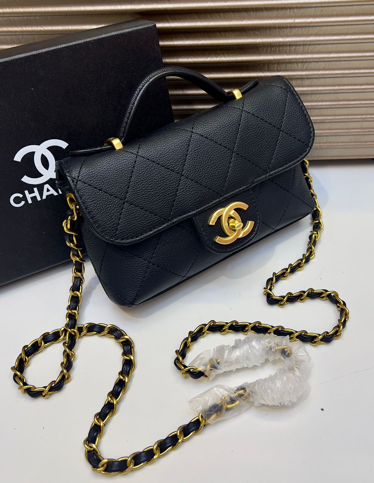 Elegant Quilted Ladies Crossbody Bag – Chanel Paris