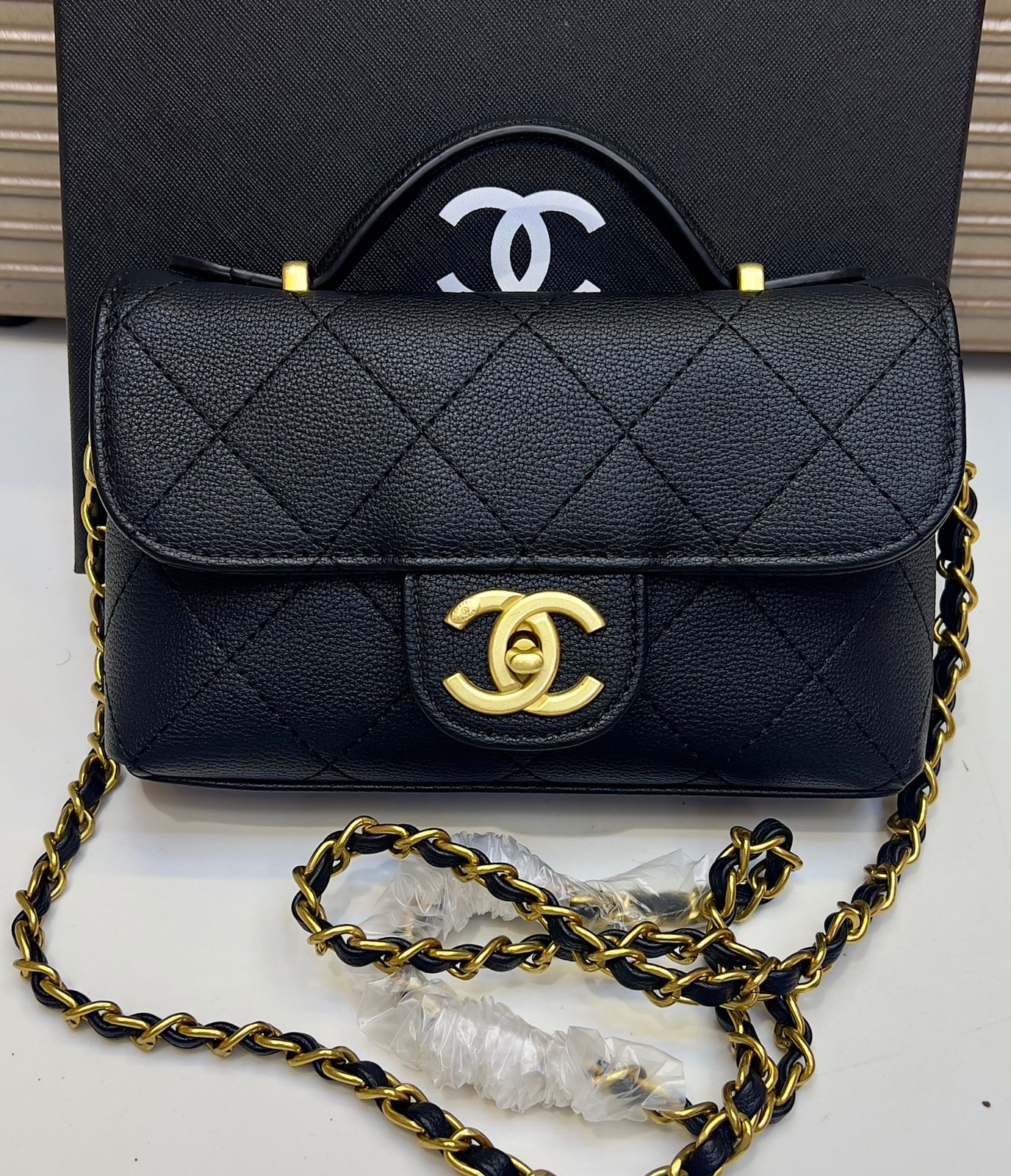 Elegant Quilted Ladies Crossbody Bag – Chanel Paris