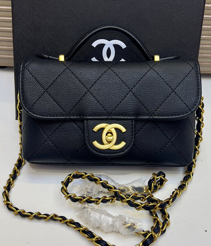Elegant Quilted Ladies Crossbody Bag – Chanel Paris