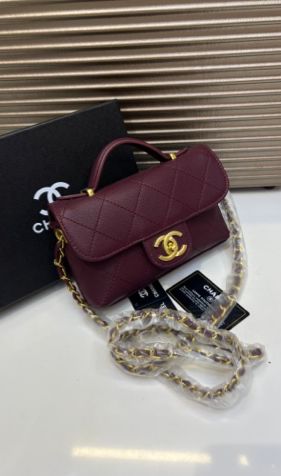Elegant Quilted Ladies Crossbody Bag – Chanel Paris