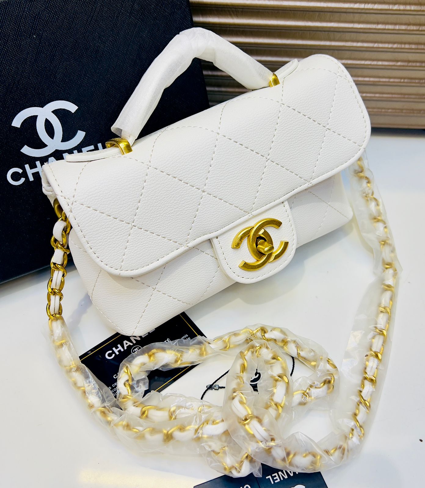 Elegant Quilted Ladies Crossbody Bag – Chanel Paris