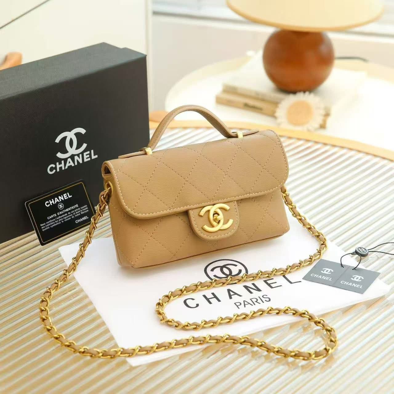 Elegant Quilted Ladies Crossbody Bag – Chanel Paris