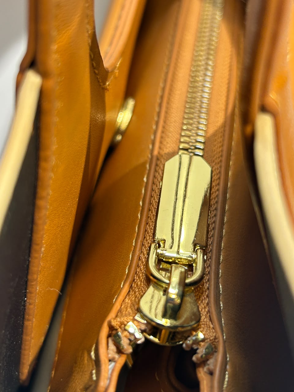 Round Handle Carry Bag - Stylish Elegant Everyday Handbag