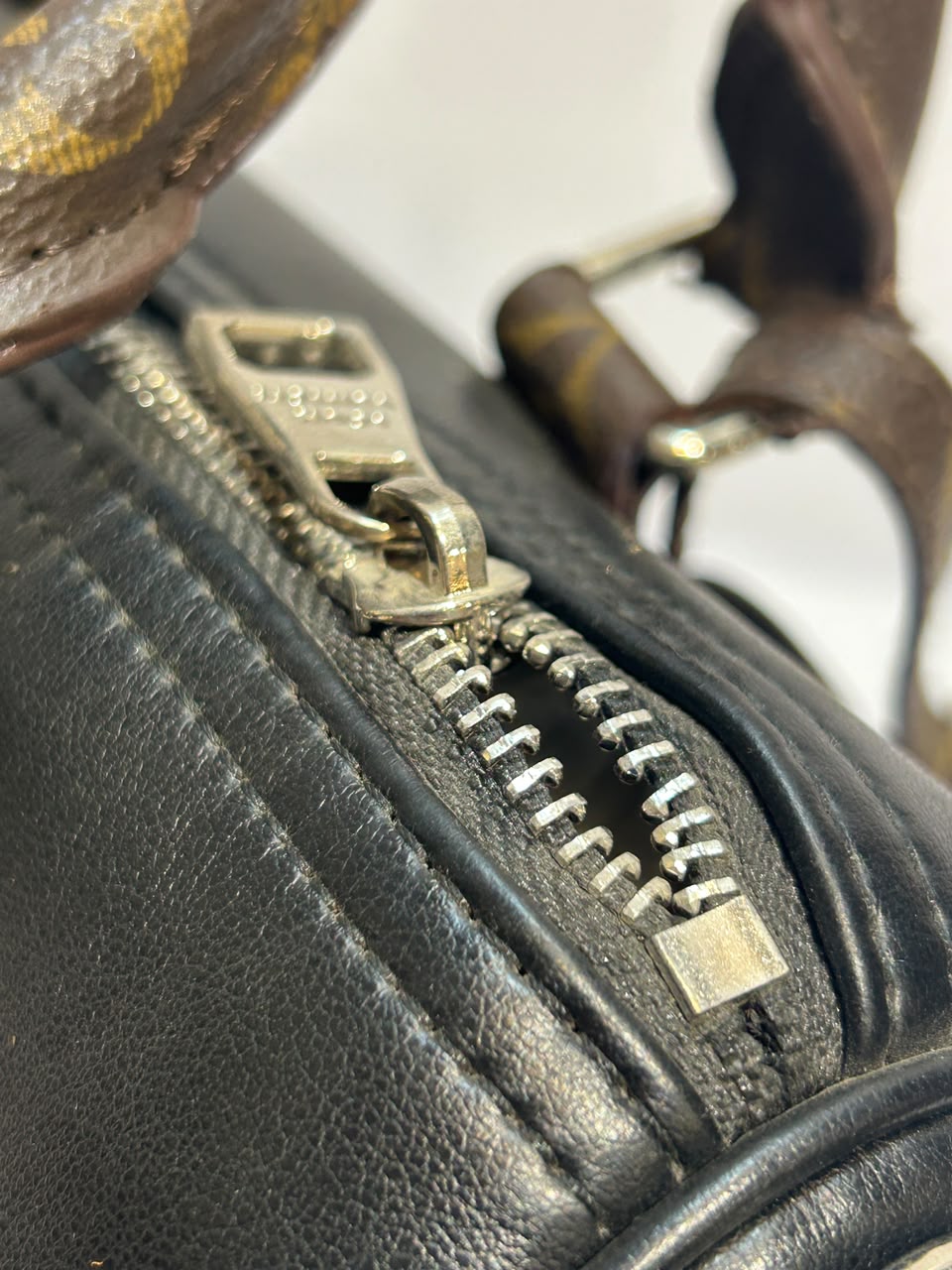 LV 6542 Bag – Elegant & Sophisticated Designer-Style Handbag
