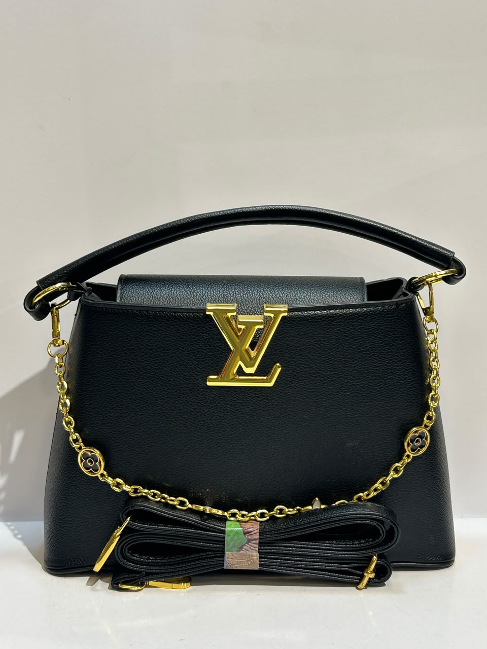 LV B32 Bag – Elegant & Sophisticated Everyday Fashion Bag