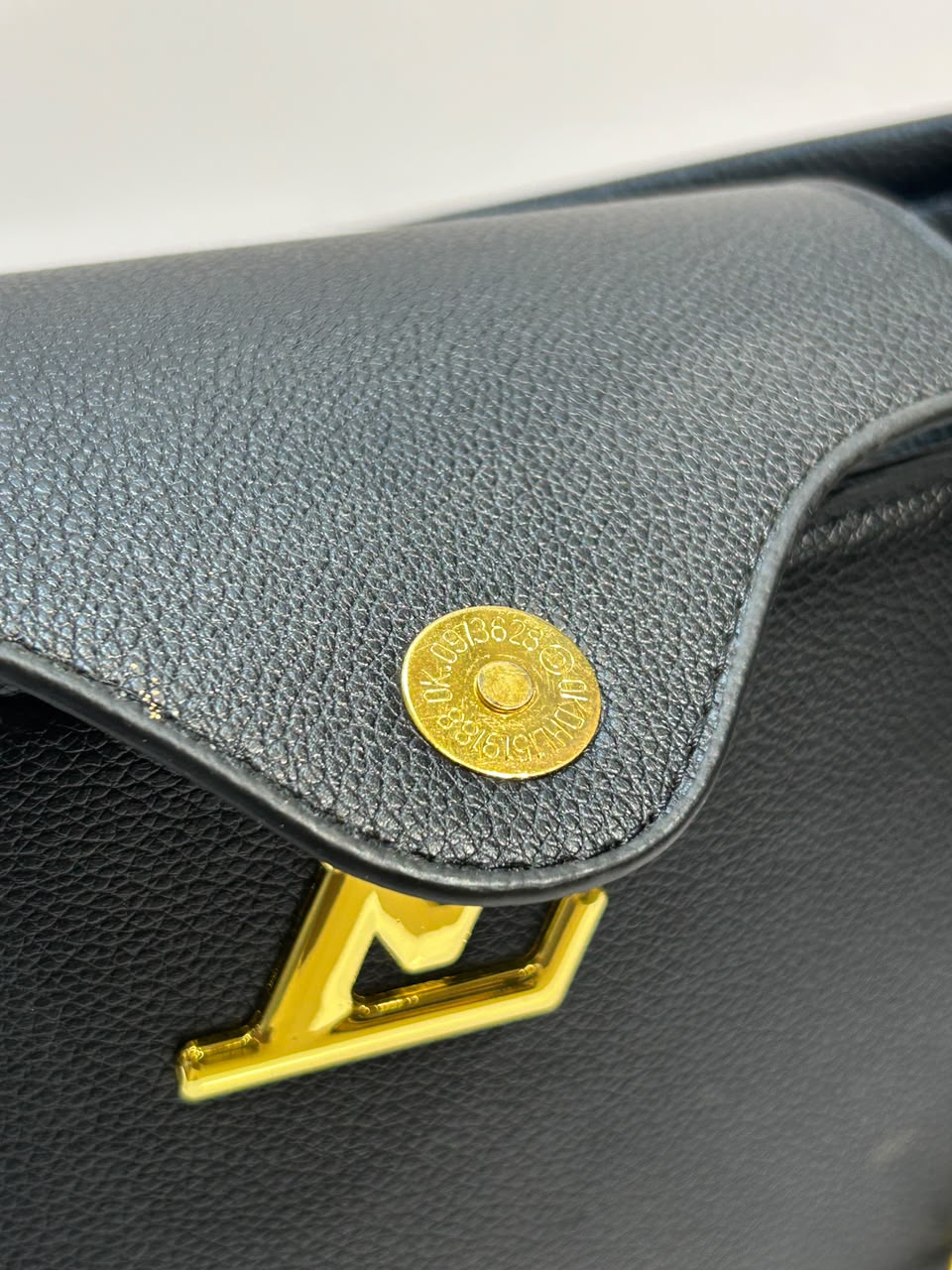 LV B32 Bag – Elegant & Sophisticated Everyday Fashion Bag