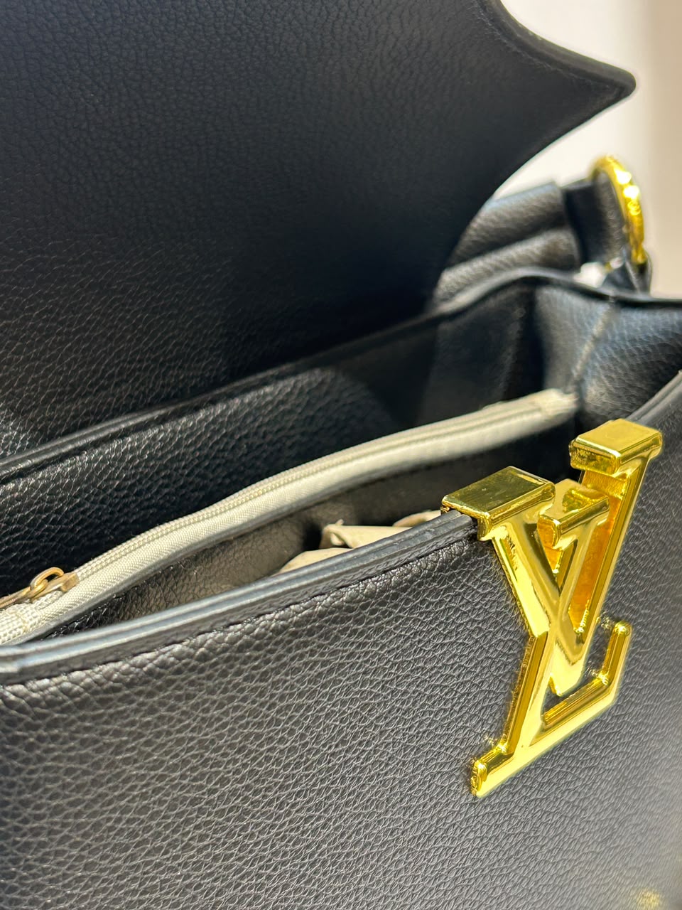LV B32 Bag – Elegant & Sophisticated Everyday Fashion Bag