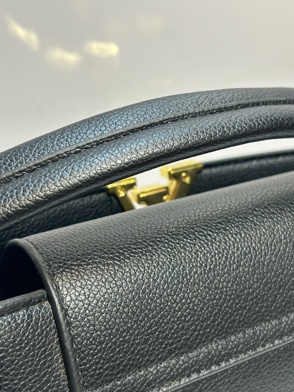 LV B32 Bag – Elegant & Sophisticated Everyday Fashion Bag
