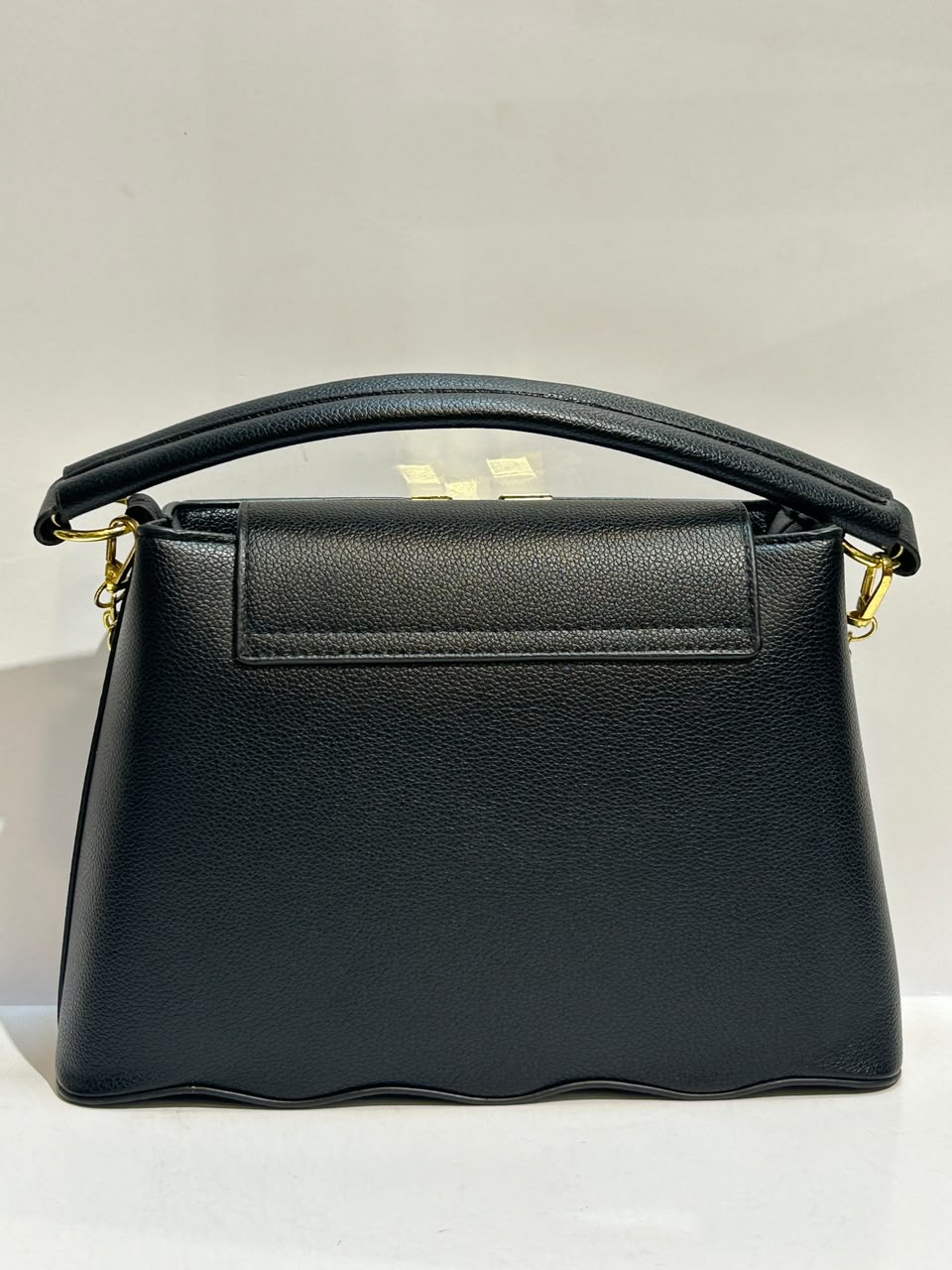 LV B32 Bag – Elegant & Sophisticated Everyday Fashion Bag
