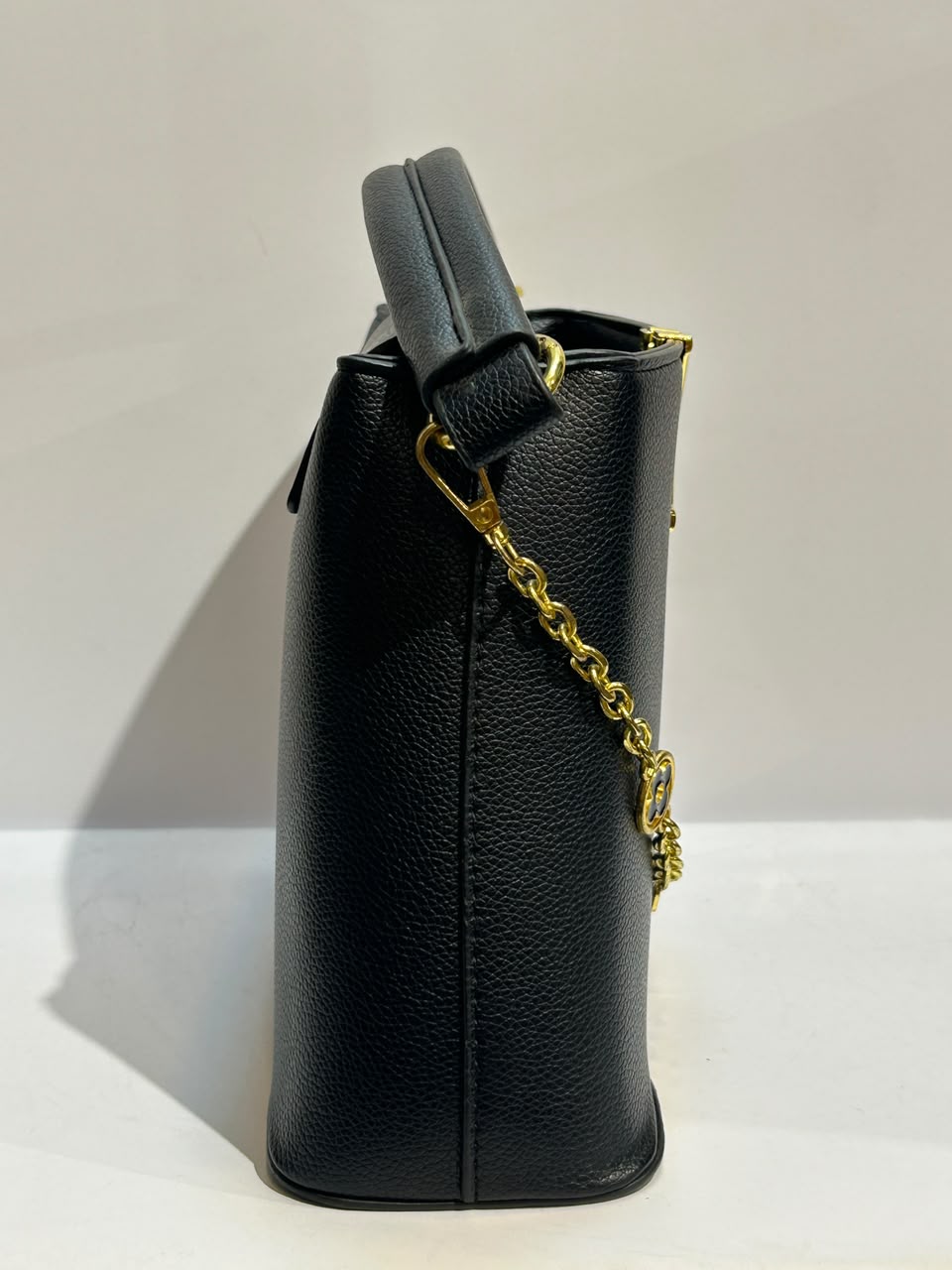 LV B32 Bag – Elegant & Sophisticated Everyday Fashion Bag