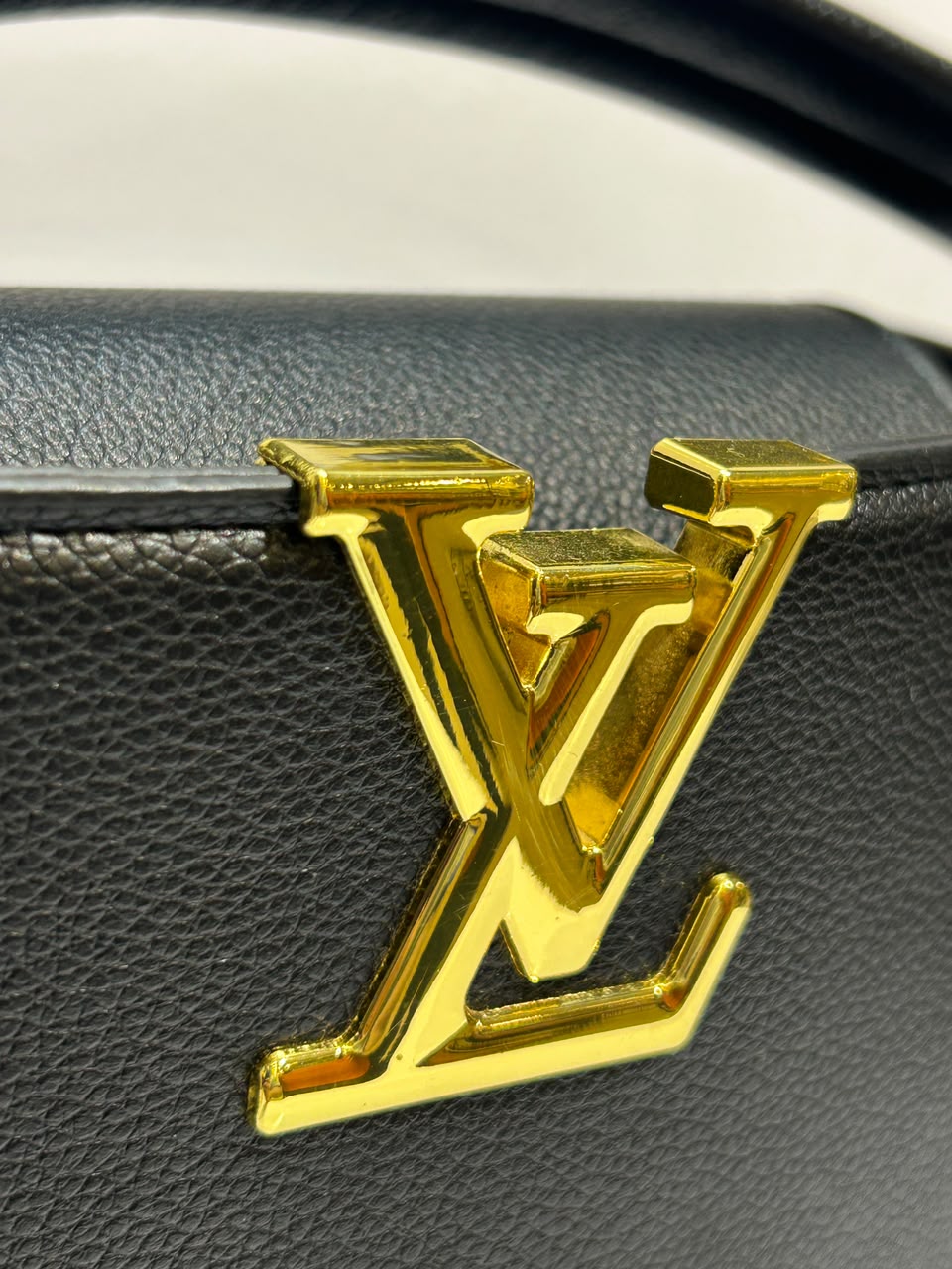 LV B32 Bag – Elegant & Sophisticated Everyday Fashion Bag