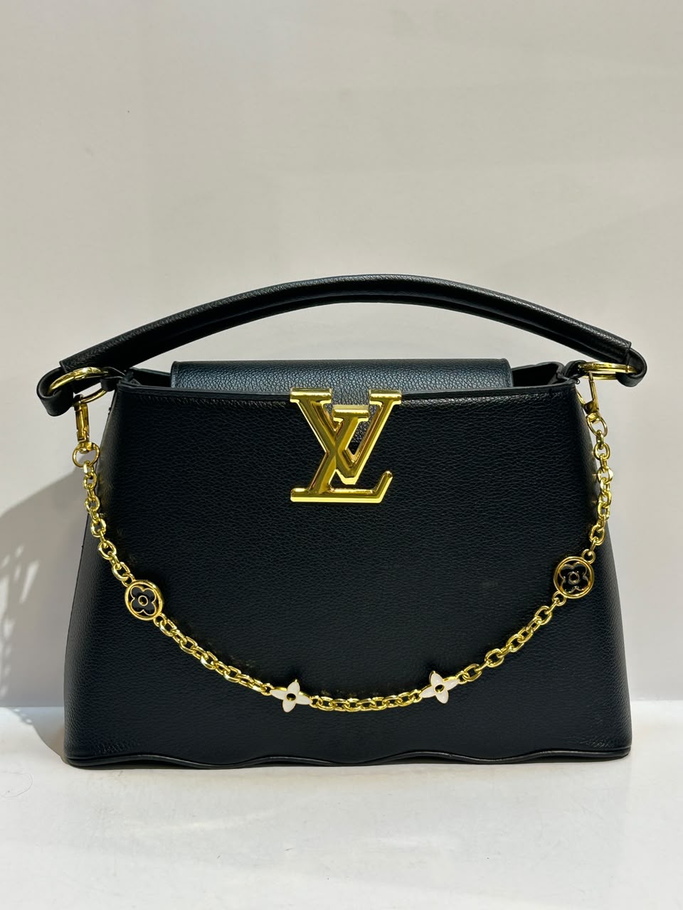 LV B32 Bag – Elegant & Sophisticated Everyday Fashion Bag