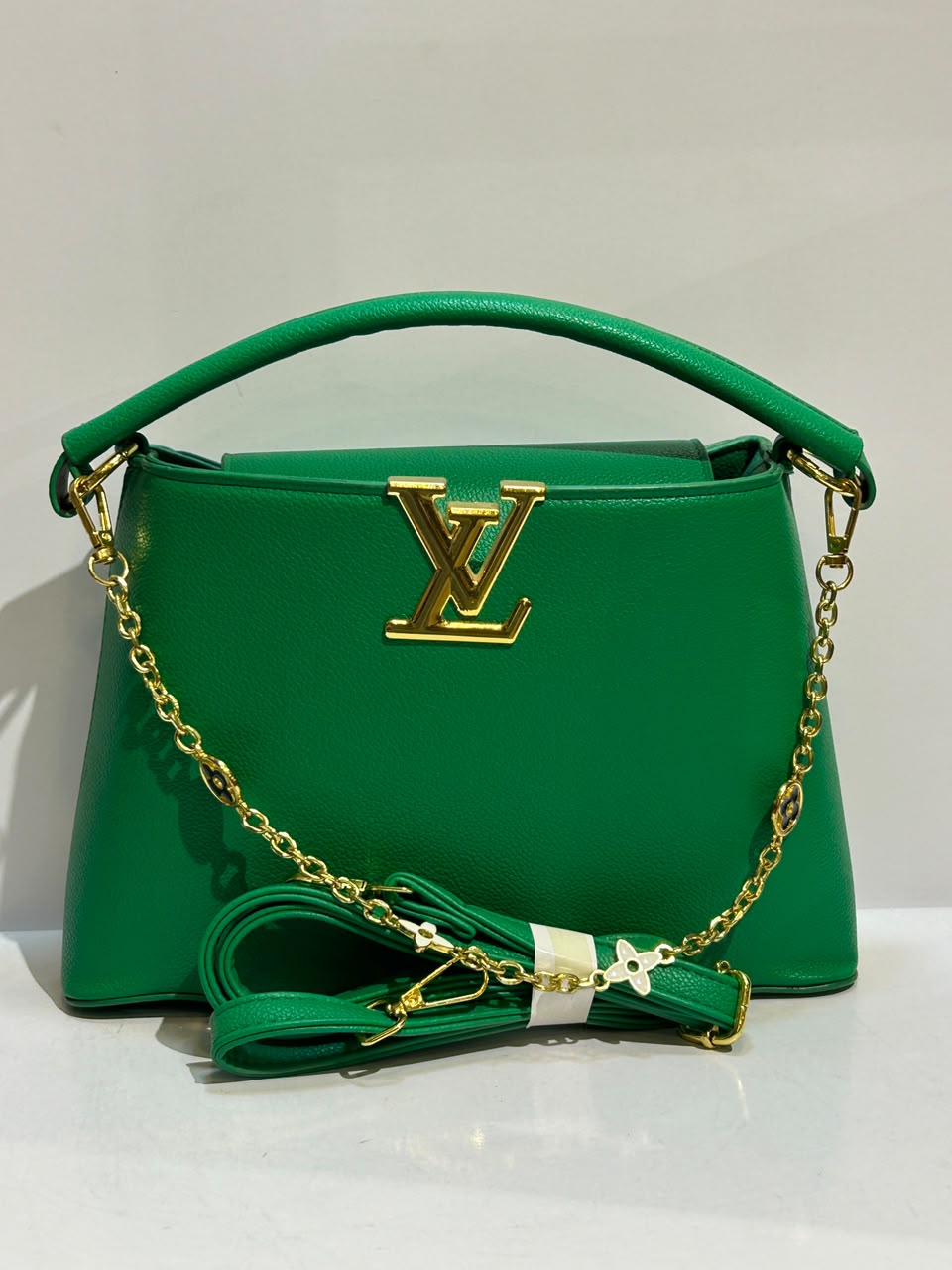 LV B32 Bag – Elegant & Sophisticated Everyday Fashion Bag