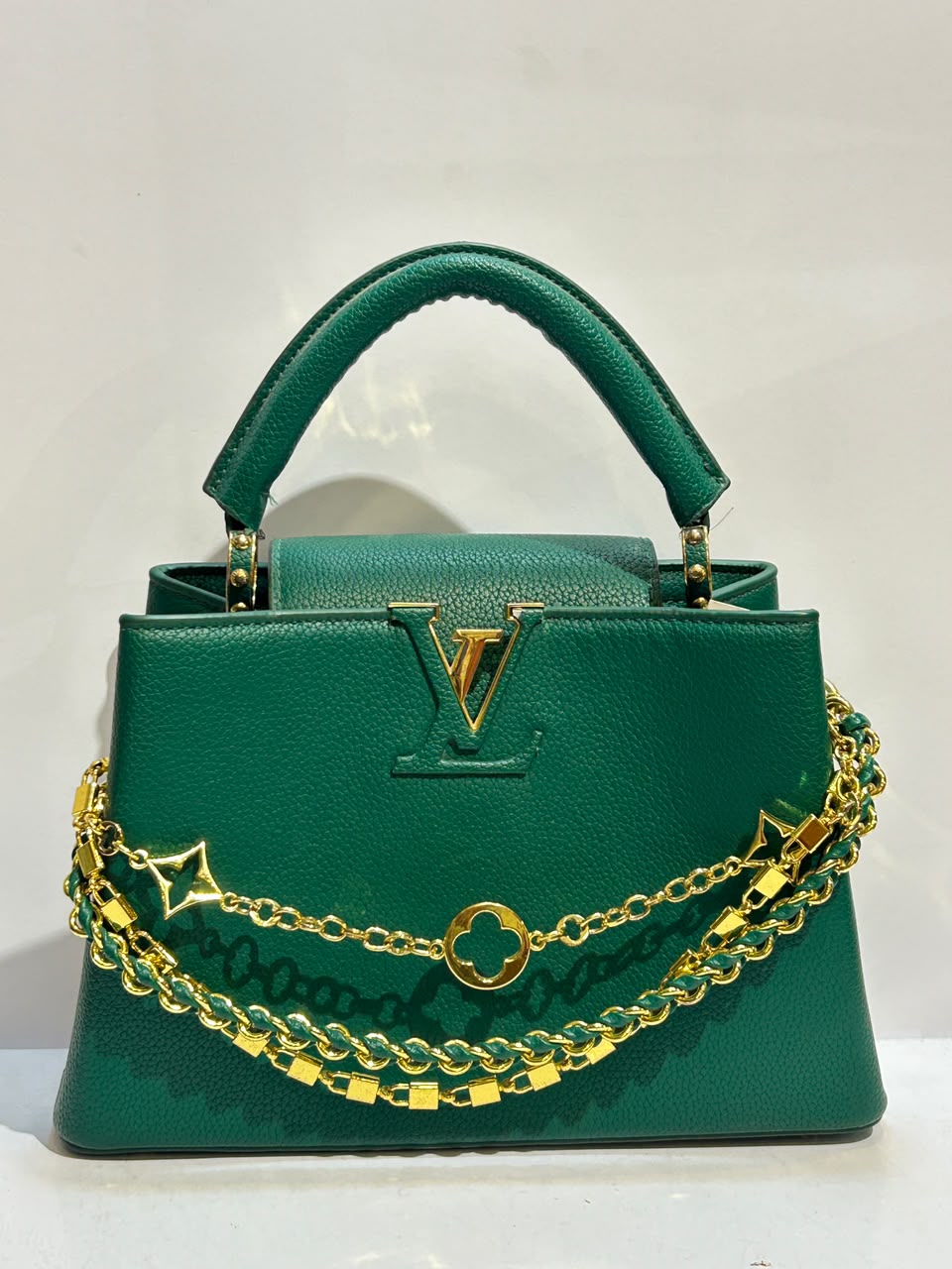 LV B32 Bag – Elegant & Sophisticated Everyday Fashion Bag
