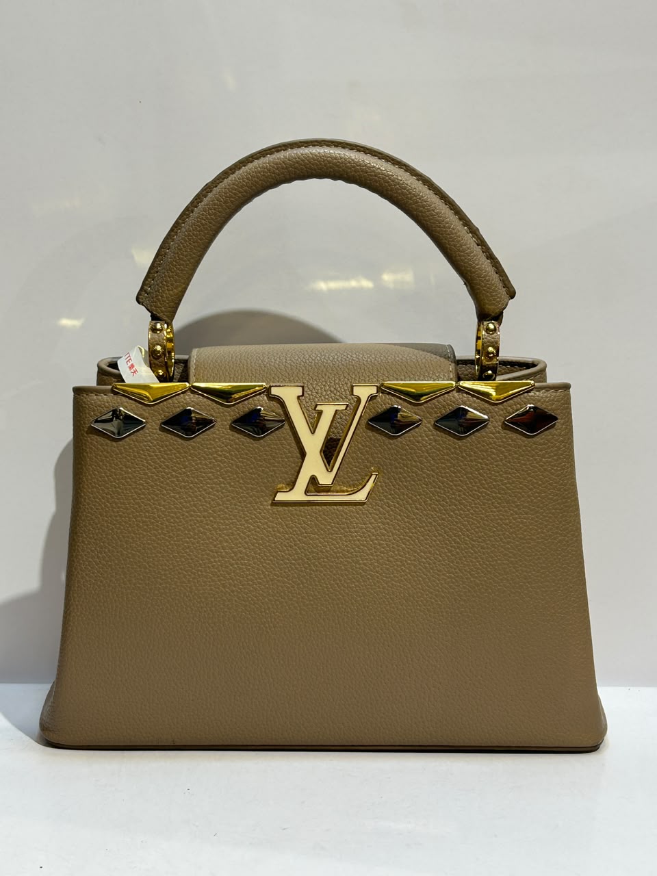LV B32 Bag – Elegant & Sophisticated Everyday Fashion Bag