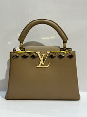 LV B32 Bag – Elegant & Sophisticated Everyday Fashion Bag