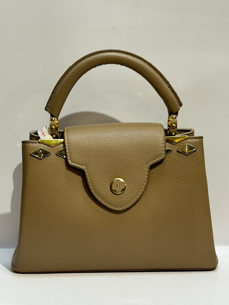 LV B32 Bag – Elegant & Sophisticated Everyday Fashion Bag