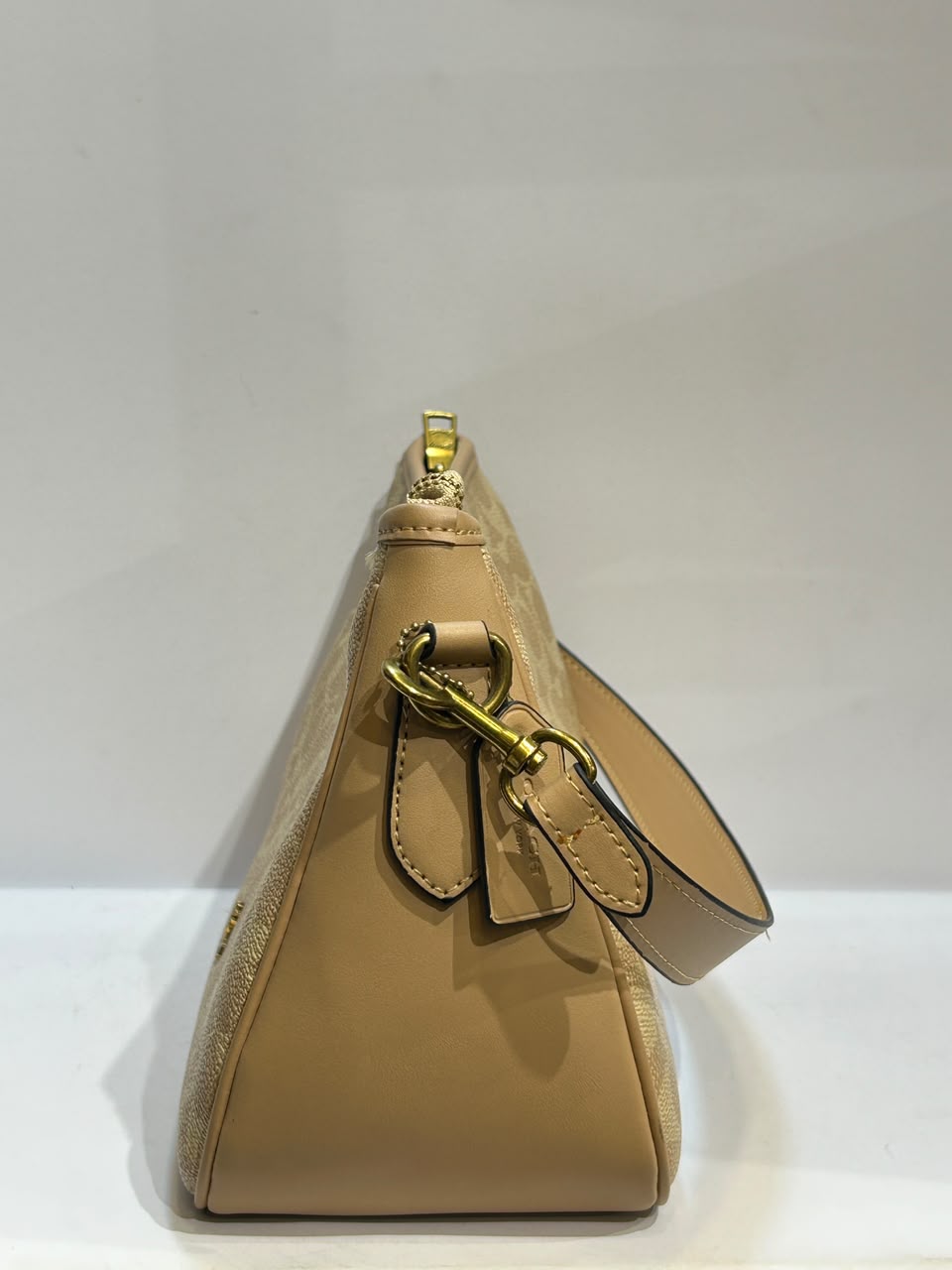 Coach Laurel Shoulder Bag – Elegant & Sophisticated Everyday Fashion Bag
