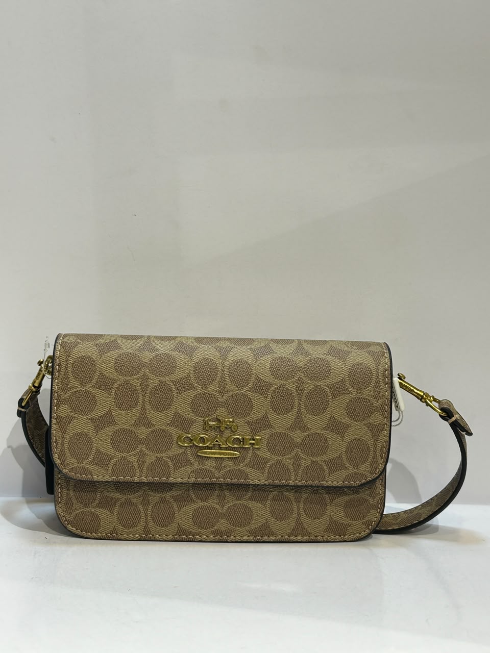 Coach 16 Bag – Elegant, Modern & Versatile Fashion Bag